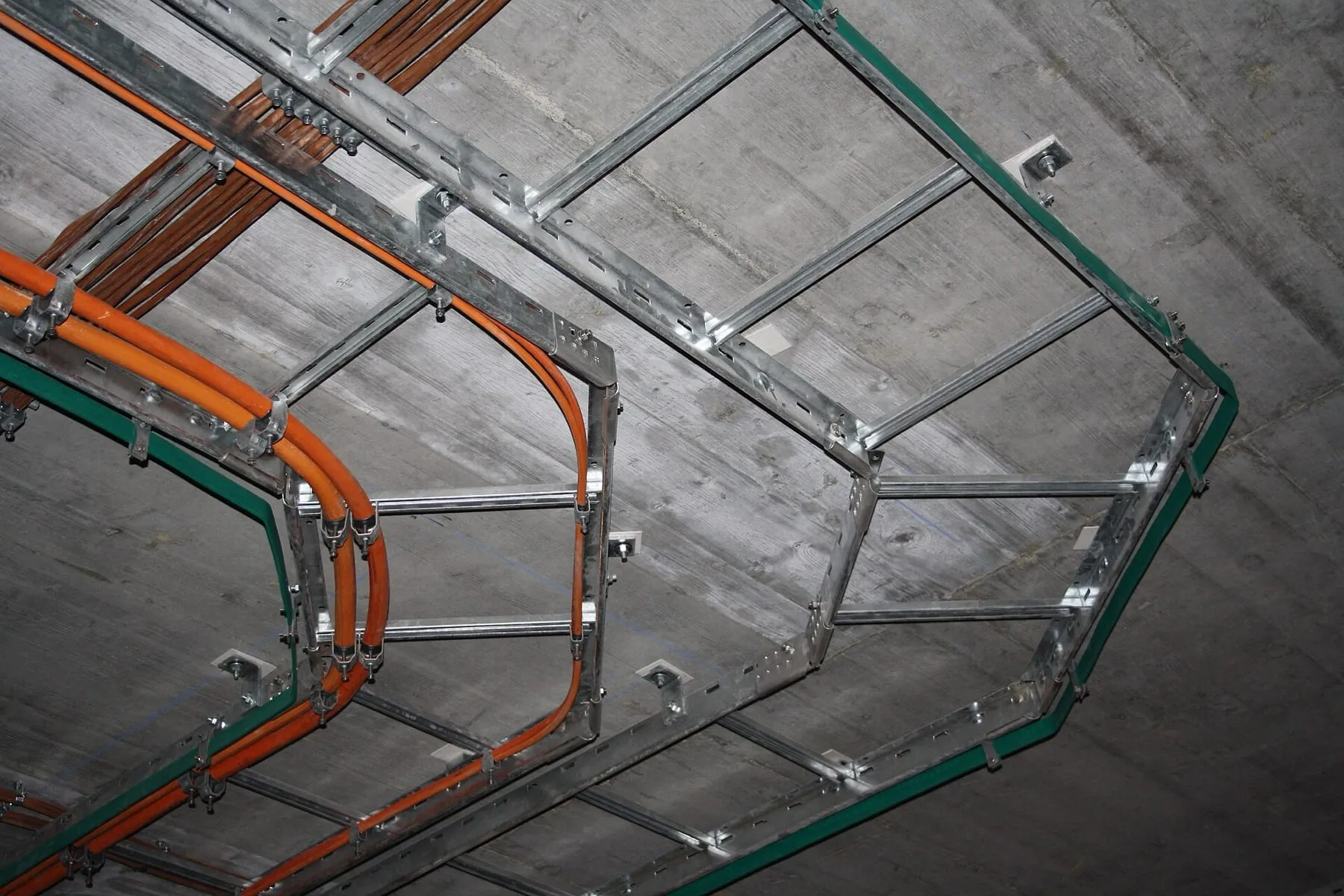 Ladder-type cable tray carrying cables