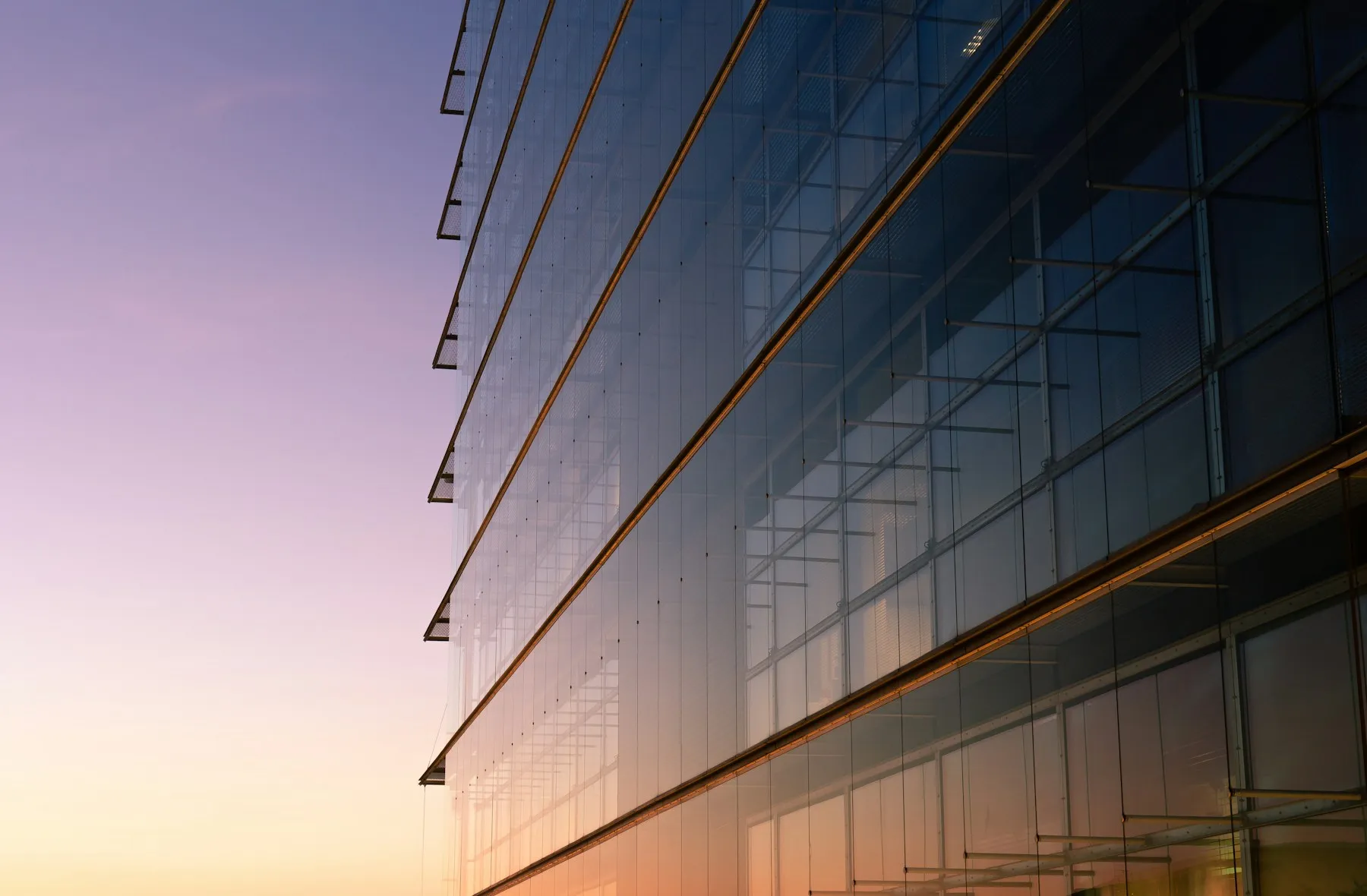 Immeuble de bureaux moderne au crépuscule