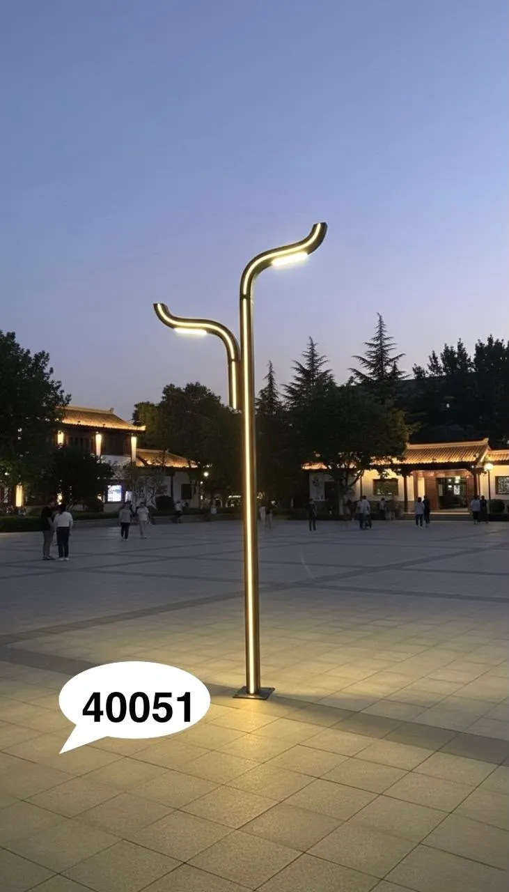 Street Light 40051 in a city plaza