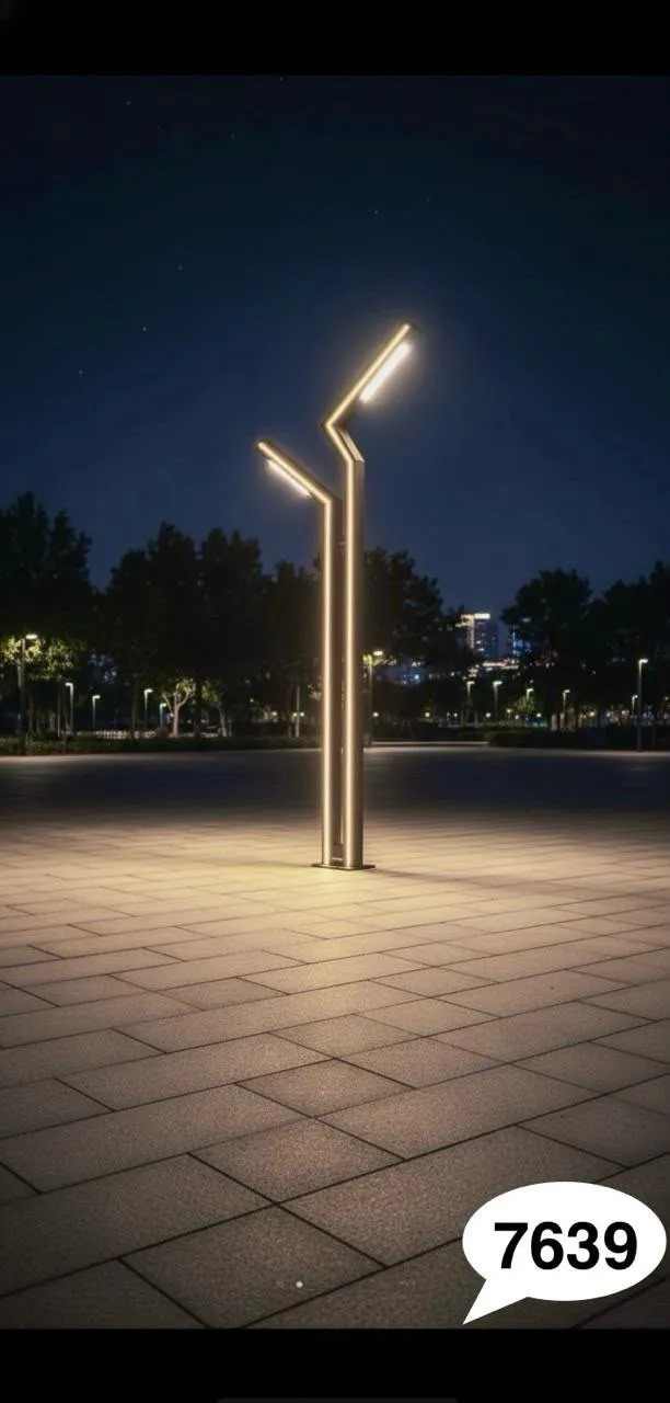Street Light 7639 in a city plaza